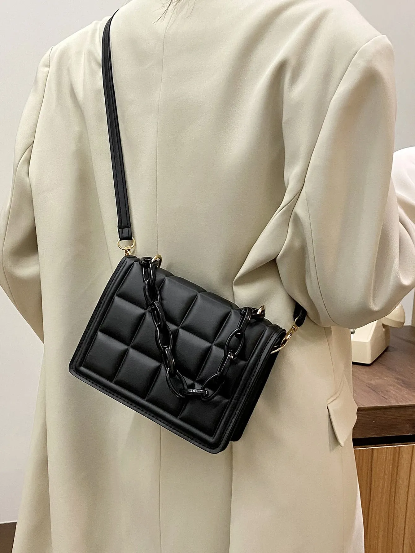 Minimalist Embossed Chain Decor Crossbody Bag