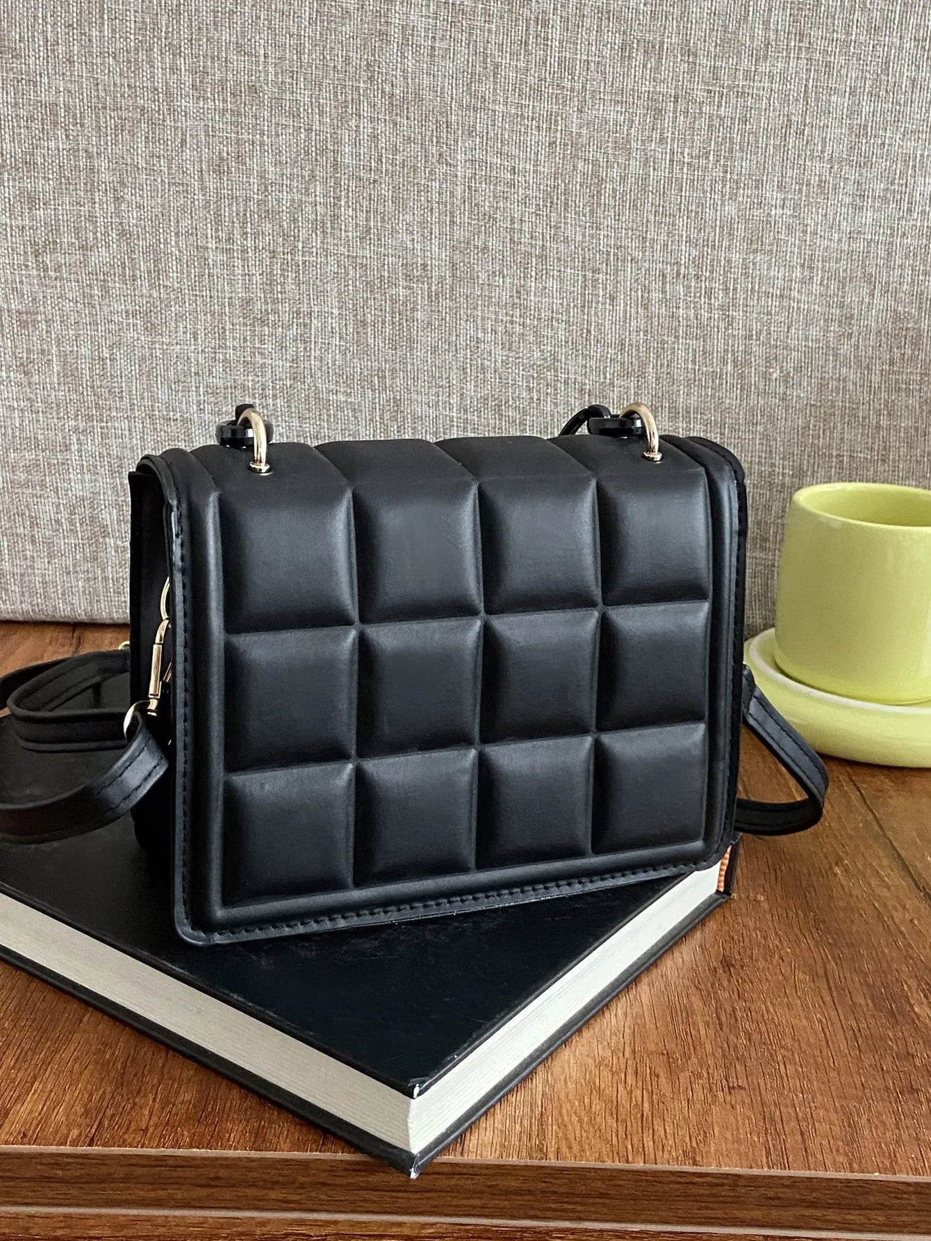Minimalist Embossed Chain Decor Crossbody Bag