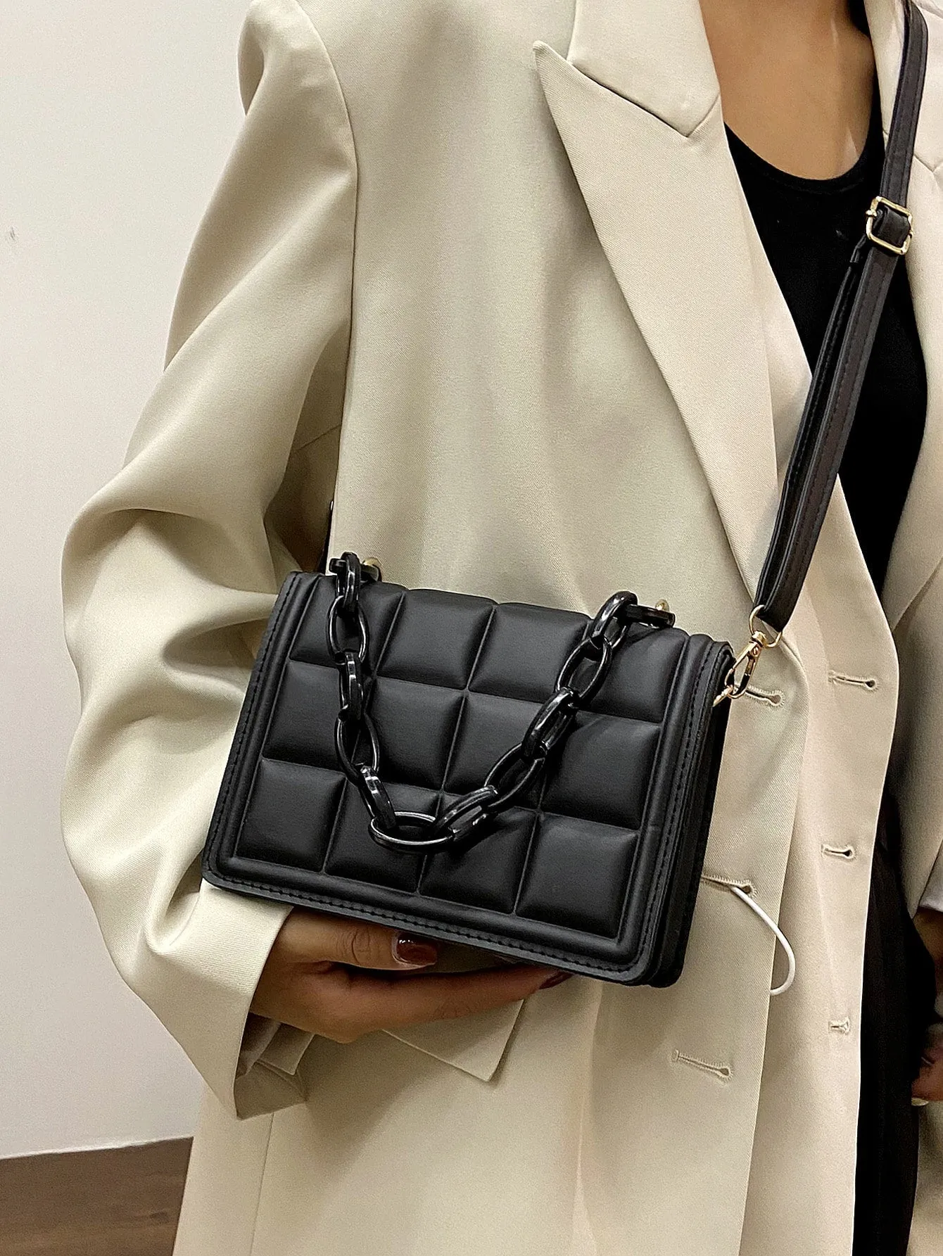 Minimalist Embossed Chain Decor Crossbody Bag