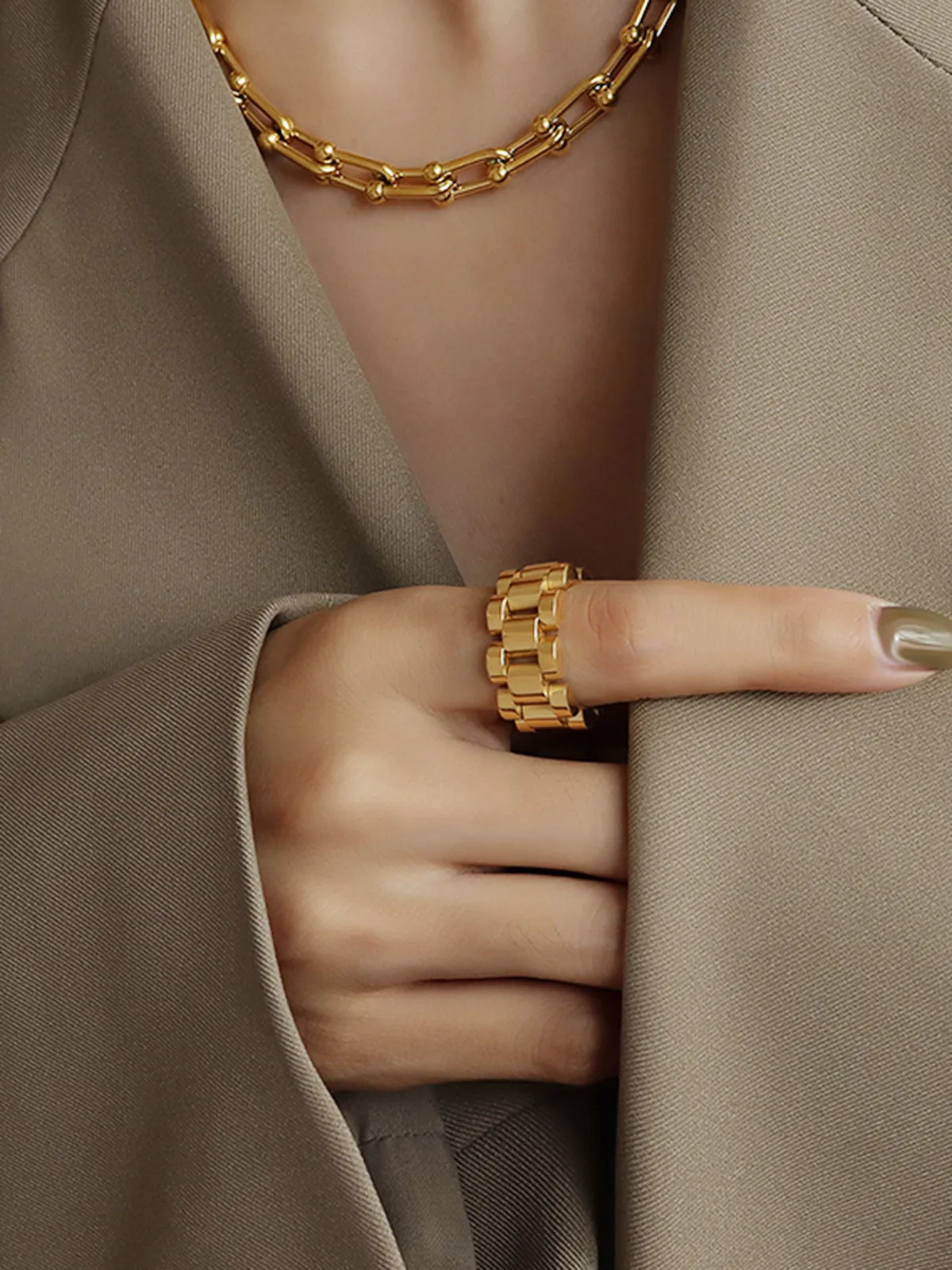 Secret Charming Holds Ring